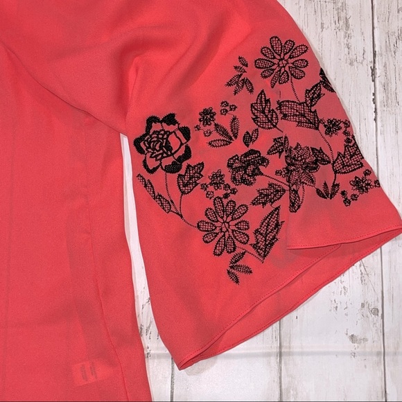 Coral Cato NWOT top XL black embroidery on sleeves - Picture 2 of 2